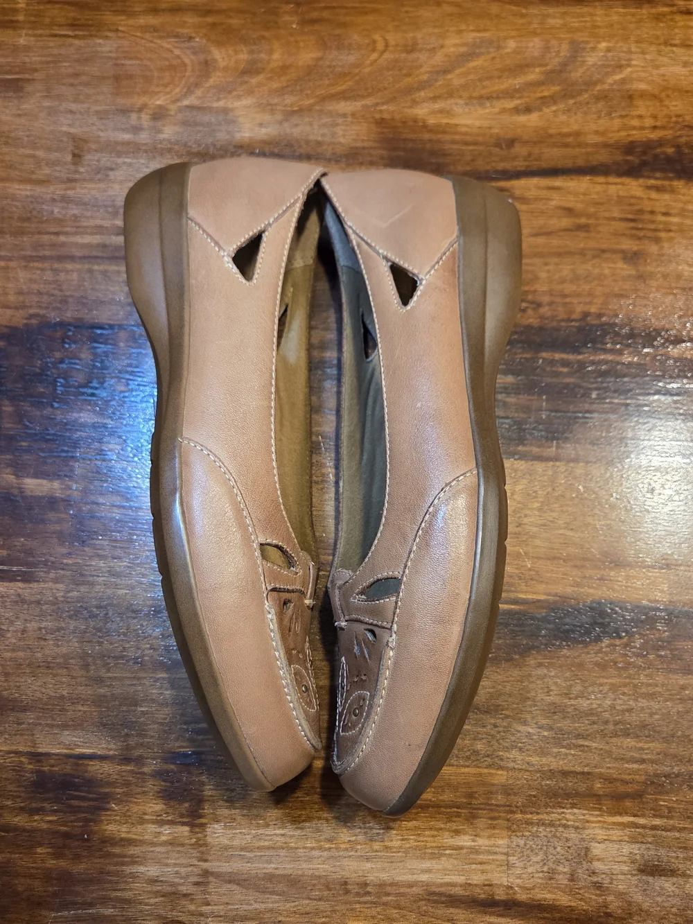 Clarks Women’s Nude/Tan Leather Ballet Flats with Cutout Detail